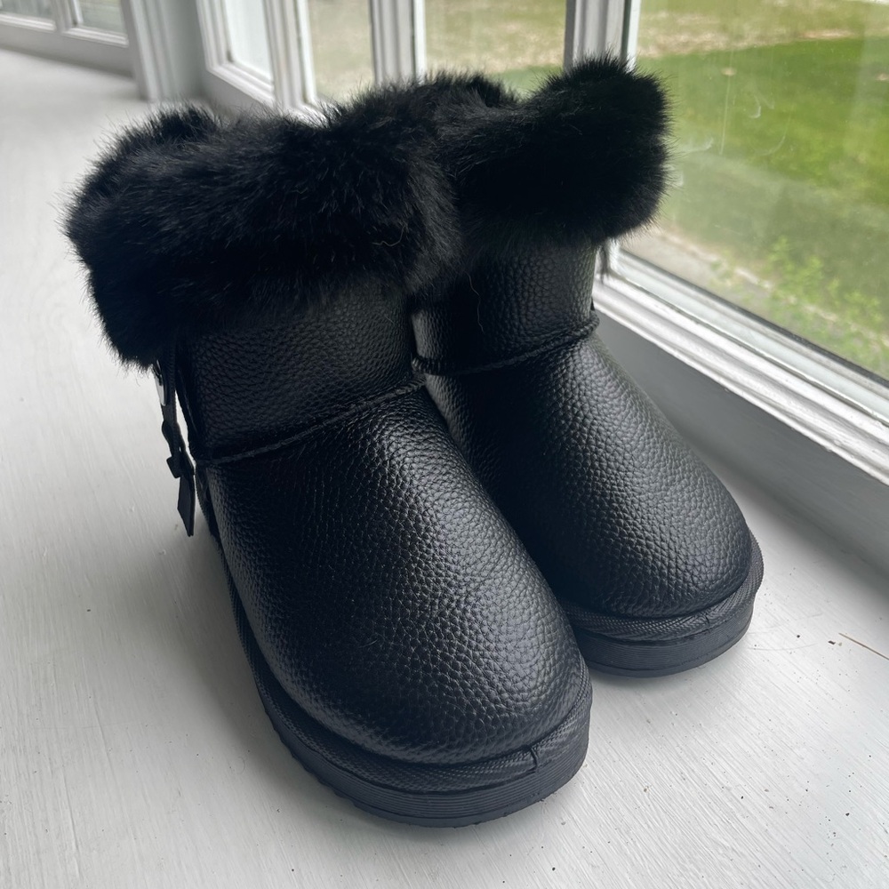 Black fur topped winter boots size toddler 10